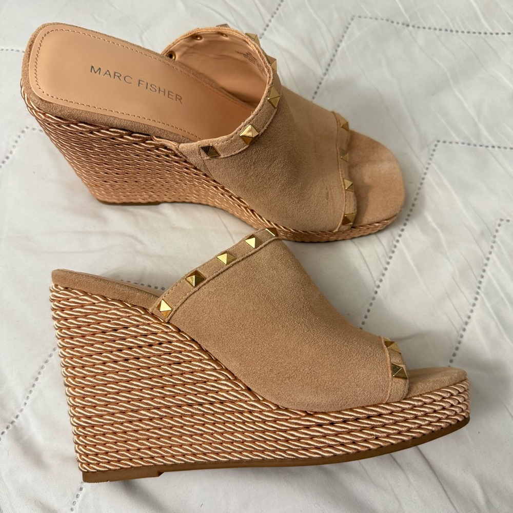 Marc Fisher Studded Raffia Wedge Slide Sandals – Nude Tan
